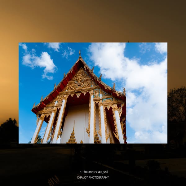 พระอุโบสถและท้องฟ้าสดใสในวันงานบวช