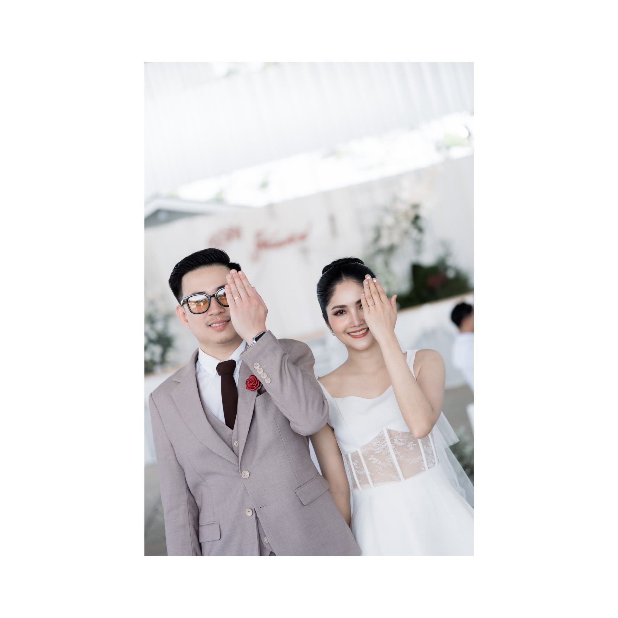 คู่บ่าวสาวยิ้มให้กล้องหลังพิธี
