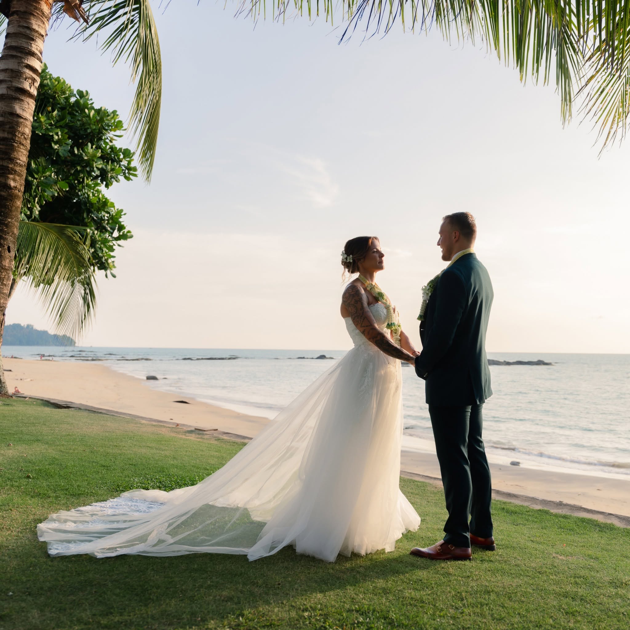 คู่บ่าวสาวในพิธีแต่งงานริมชายหาด